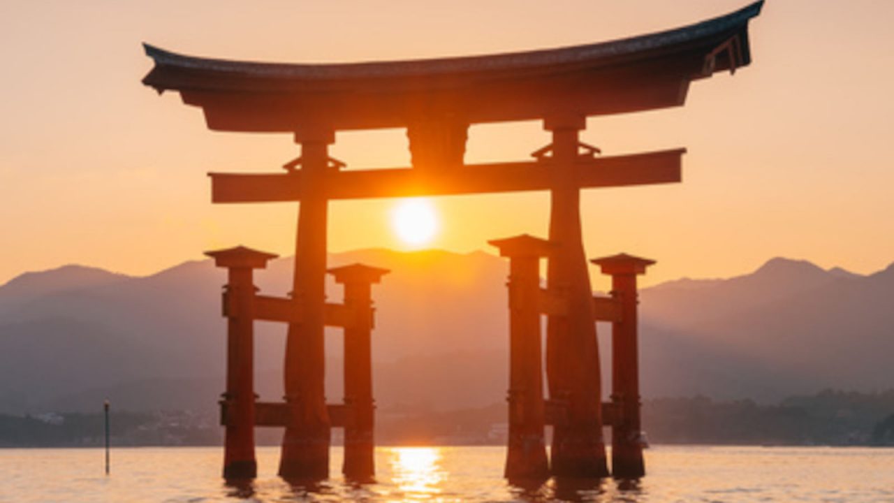 Torii au coucher du soleil japon Oasis