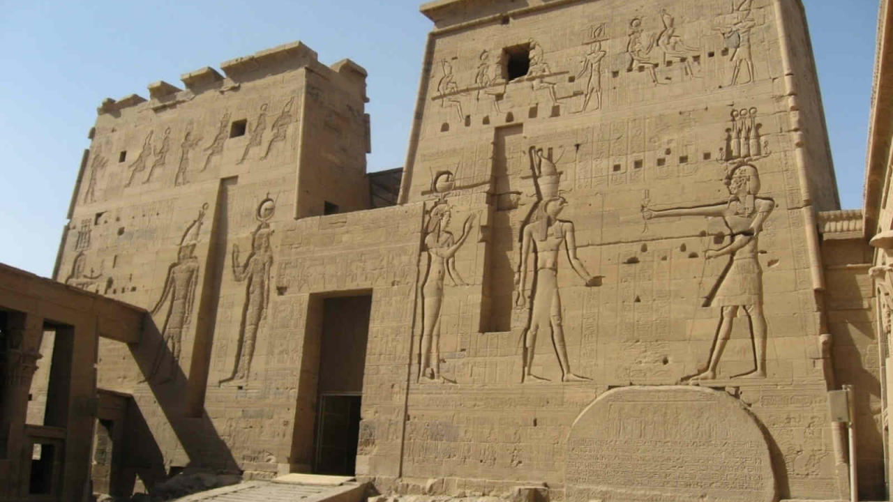 Contemplation temple Philae Egypte Oasis