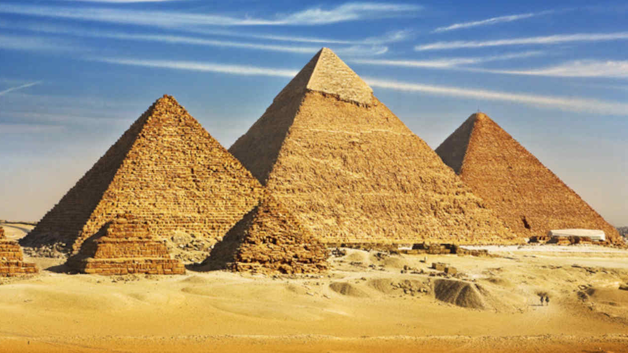 Contemplation trois pyramides Egypte Oasis