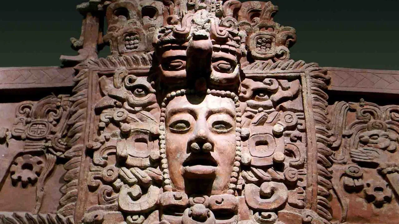 Façade d'un temple exposé au musée anthropologique de Mexico, Mexique, Oasis