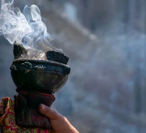 Rituel de purification maya avec de l’encens, Oasis