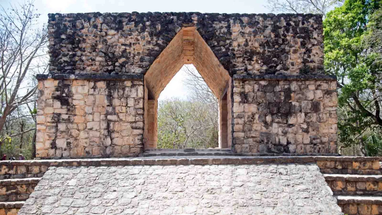 Arche maya sur le site d'Ek Balam, Mexique, Oasis