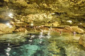 Baignade dans un cenote illuminé, Yucatan, Mexique, Oasis