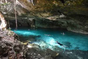 Bain purificateur dans un cenote, Yucatan, Mexique, Oasis