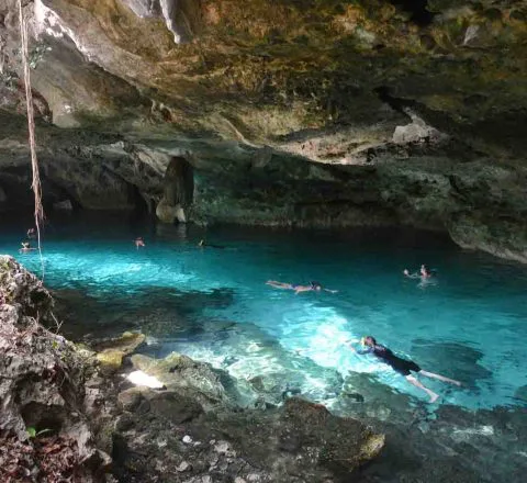 Bain purificateur dans un cenote, Yucatan, Mexique, Oasis