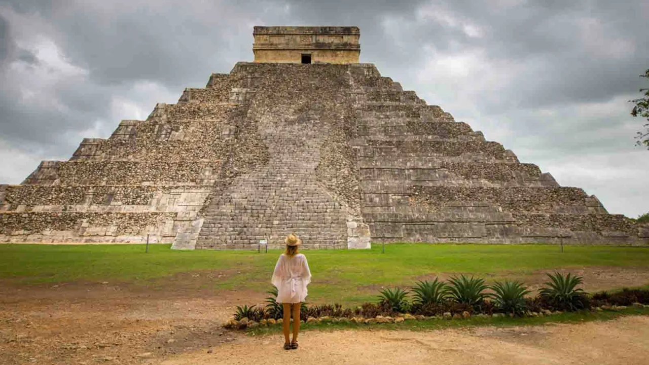 Devant el Castillo de Chichen Itza, Yucatan, Mexique, Oasis