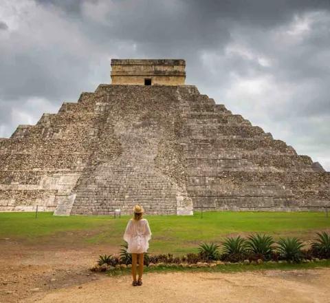 Devant el Castillo de Chichen Itza, Yucatan, Mexique, Oasis