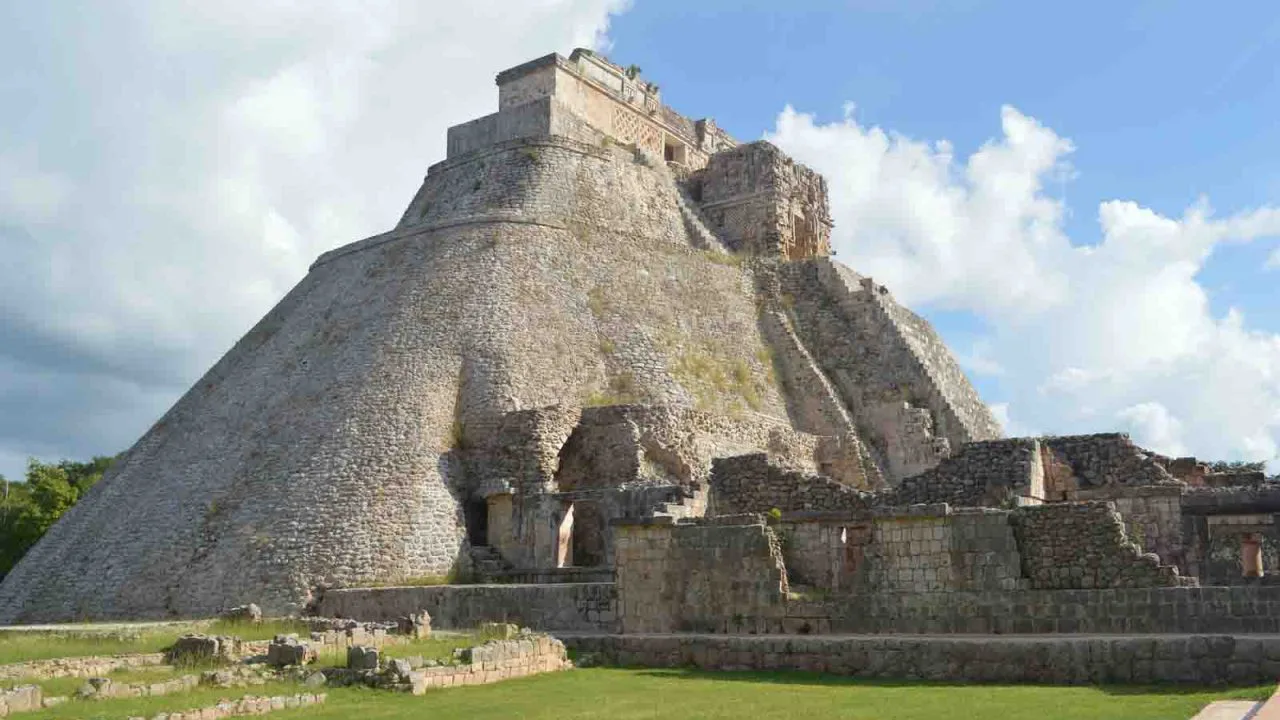 Pyramide d'Uxmal, Mexique, Oasis