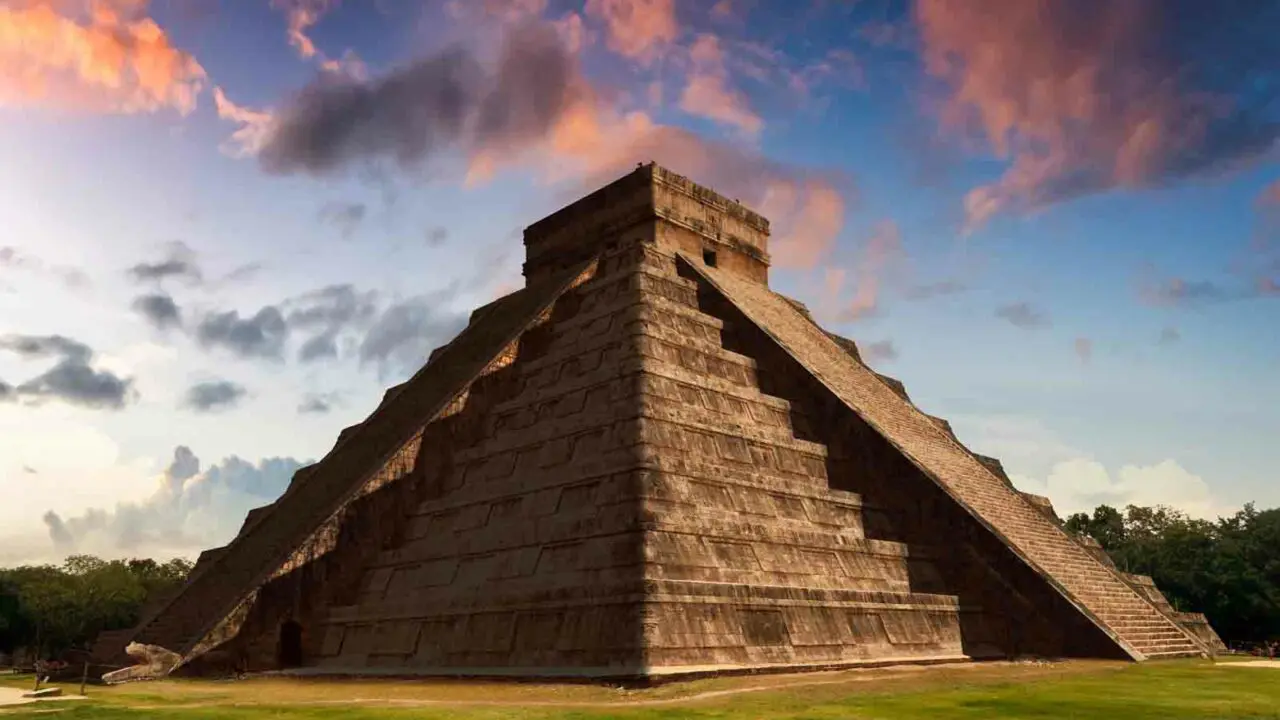 Serpent de lumière visible au solstice, Chichen Itza, Yucatan, Mexique, Oasis