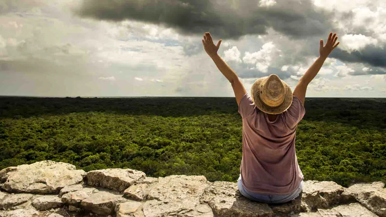 Homme au sommet de la pyramide de Coba, Mexique, Oasis