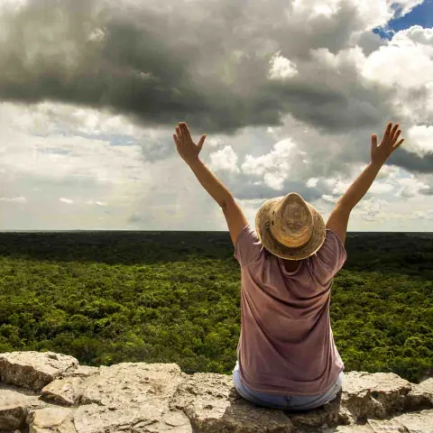 Homme au sommet de la pyramide de Coba, Mexique, Oasis
