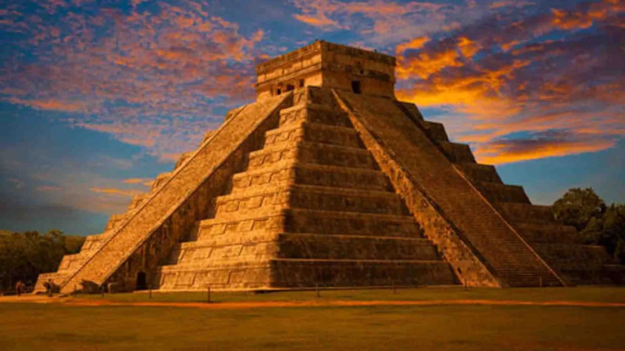 Temple de Kukulcan sur le site de Chichen Itza, Mexique, Oasis