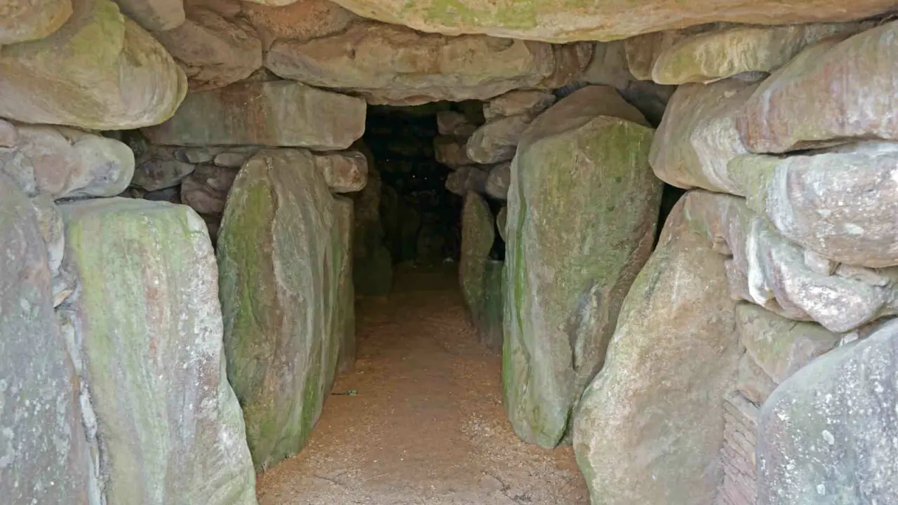 Cérémonie au tumulus West Kennett Longbarrow Angleterre Oasis