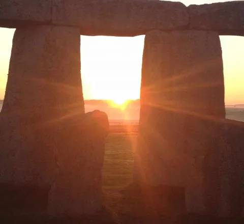 Lever de soleil sur les mégalithes de Stonehenge Angleterre Oasis