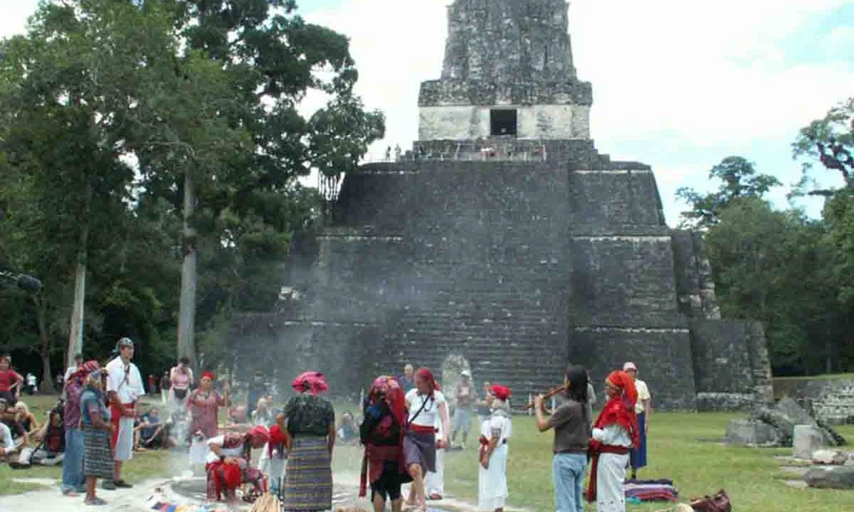 Cérémonie maya devant la pyramide de Tikal, Guatemala, Oasis