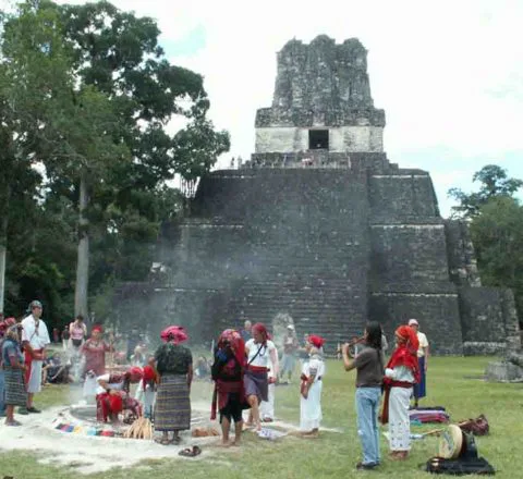Cérémonie maya devant la pyramide de Tikal, Guatemala, Oasis
