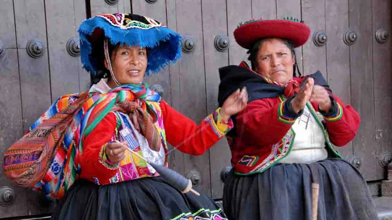 Péruviennes en vêtement traditionnel, Pérou, Oasis