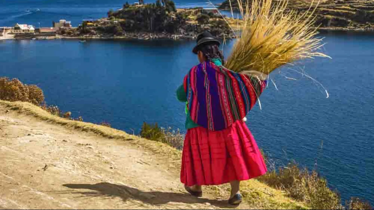 Paysanne au Lac Titicaca, Pérou, Oasis