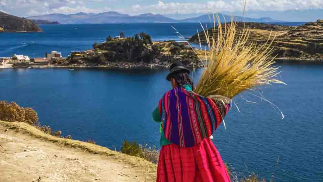 Paysanne au Lac Titicaca, Pérou, Oasis