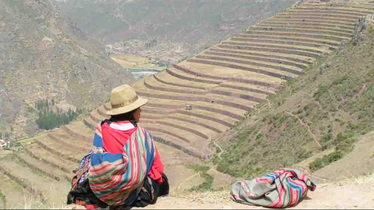 Femme devant Pisac, itinéraire spirituel au Pérou, Oasis