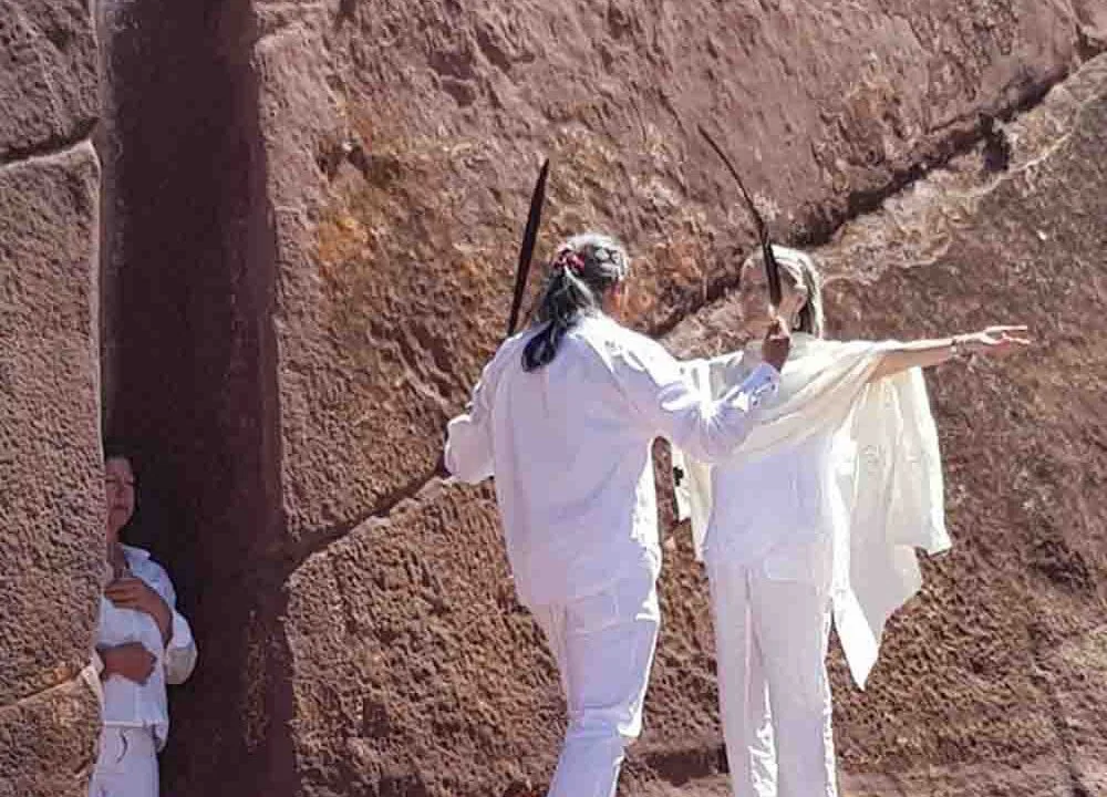 Rituel de Paullo devant la porte d'Hayu Marca, Pérou, Oasis