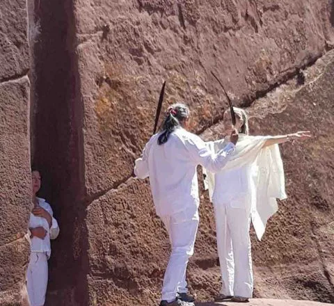 Rituel de Paullo devant la porte d'Hayu Marca, Pérou, Oasis