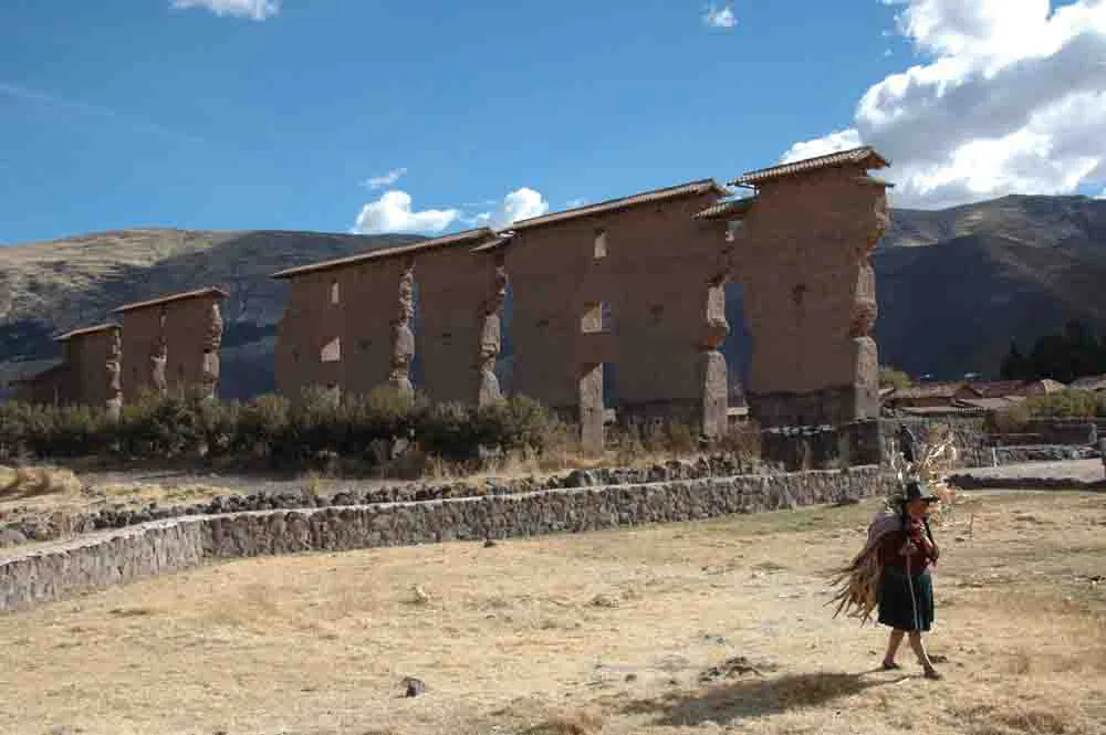 Paysanne devant Wiraqocha, voyage en conscience, Pérou, Oasis