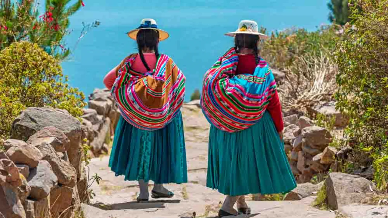 Femmes sur l'île de Taquile, Lac Titicaca, voyage en conscience, Pérou, Oasis