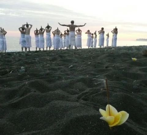 Rituel sur la plage balinaise Oasis