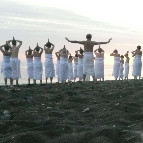Rituel sur la plage balinaise Oasis