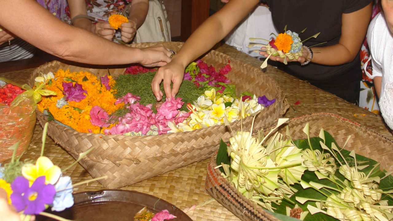 Confection d'offrandes à Bali Oasis