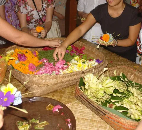 Confection d'offrandes à Bali Oasis