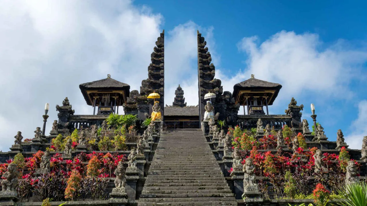 Élévation au temple Besakih Bali voyage spirituel Oasis