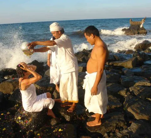 Rituel en bord de mer, retraite spirituelle à Bali Oasis