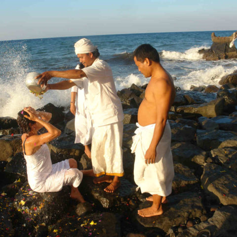 Rituel en bord de mer, retraite spirituelle à Bali Oasis