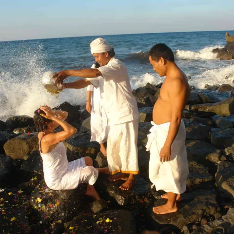 Rituel en bord de mer, retraite spirituelle à Bali Oasis