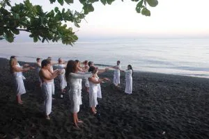 Rituel sur la plage balinaise Oasis