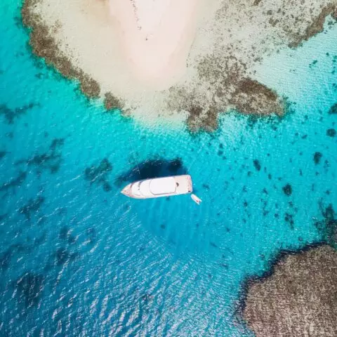 Bateau-Mer-Rouge-Vue-du-ciel