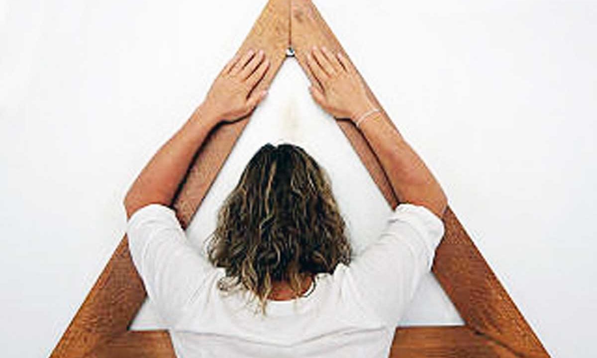Casa Dom Inacio, femme devant le triangle de prières, Brésil, Oasis