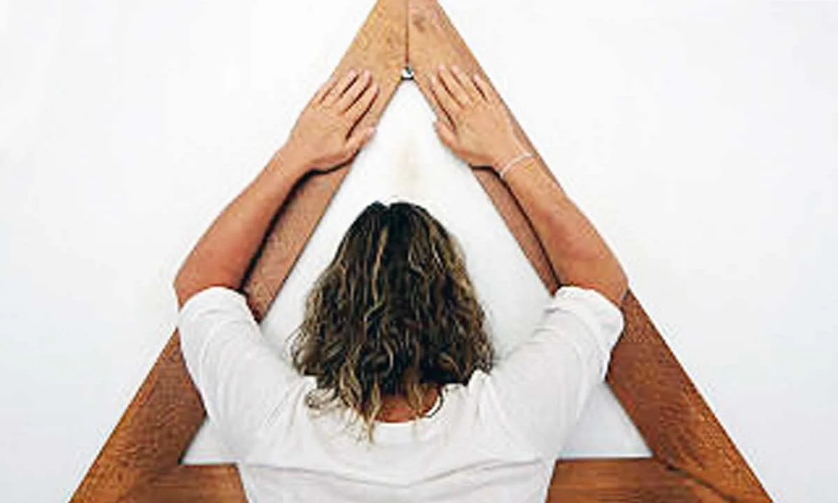 Casa Dom Inacio, femme devant le triangle de prières, Brésil, Oasis