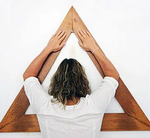 Casa Dom Inacio, femme devant le triangle de prières, Brésil, Oasis