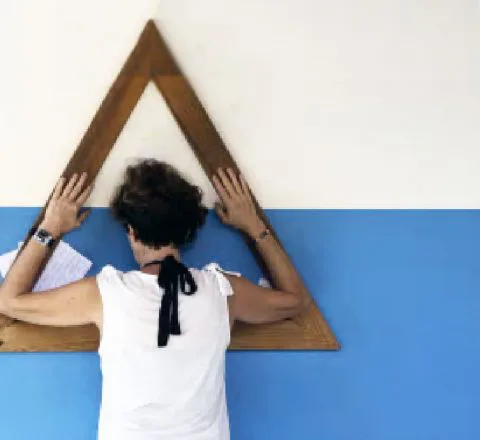 Casa Dom Inacio, femme devant le triangle de prières, Brésil, Oasis