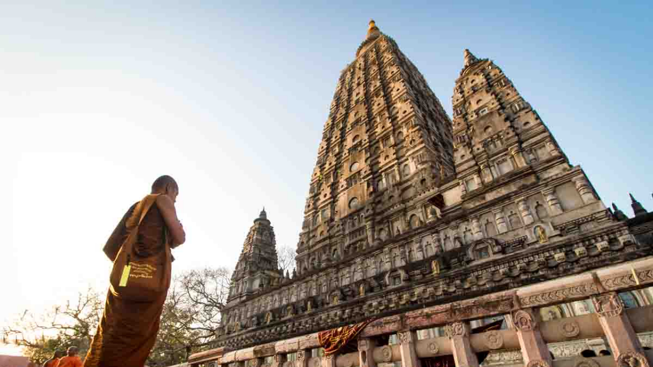 Bouddhiste devant le temple de la Mahabodhi à Bodhgaya, Inde, Oasis