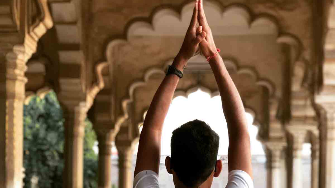 Posture de yoga dans le Fort Rouge d'Agra, Inde, Oasis