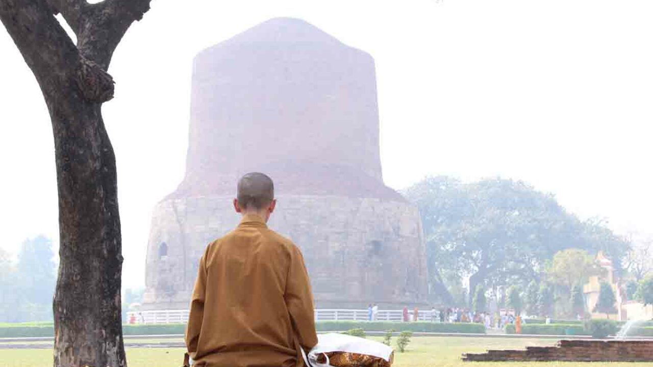 Moine bouddhiste Sarnath pèlerinage spirituel Inde Oasis