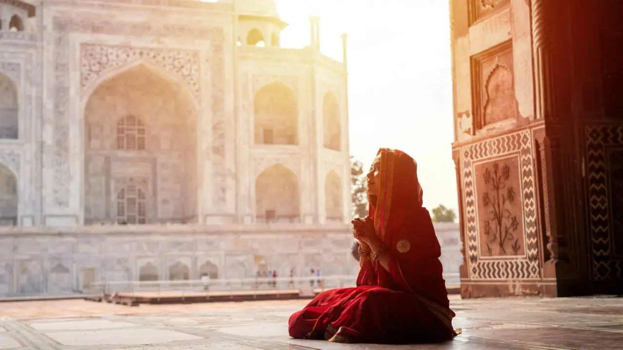 Prière devant le Taj Mahal, Inde, Oasis