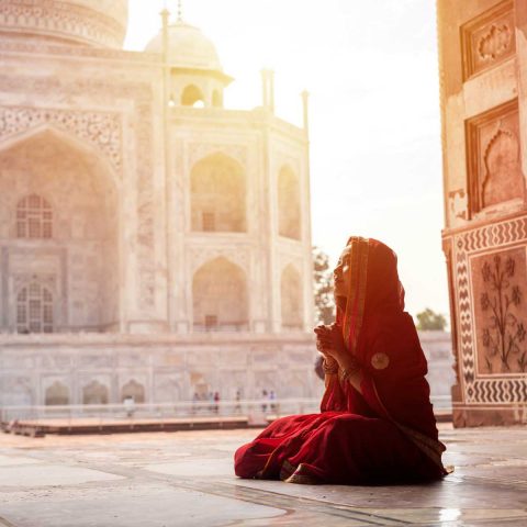 Prière devant le Taj Mahal, Inde, Oasis