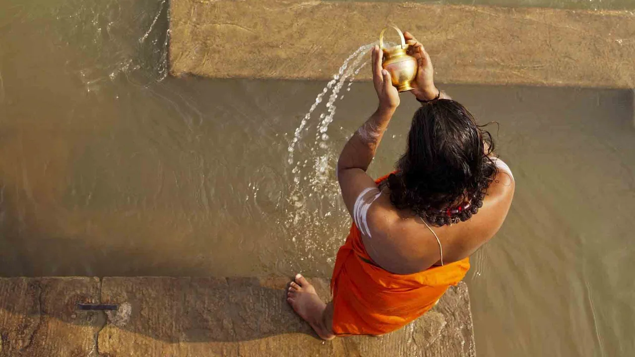 Ablution, purification dans le Gange, Inde, Oasis
