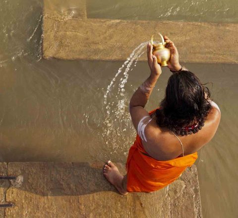Ablution, purification dans le Gange, Inde, Oasis