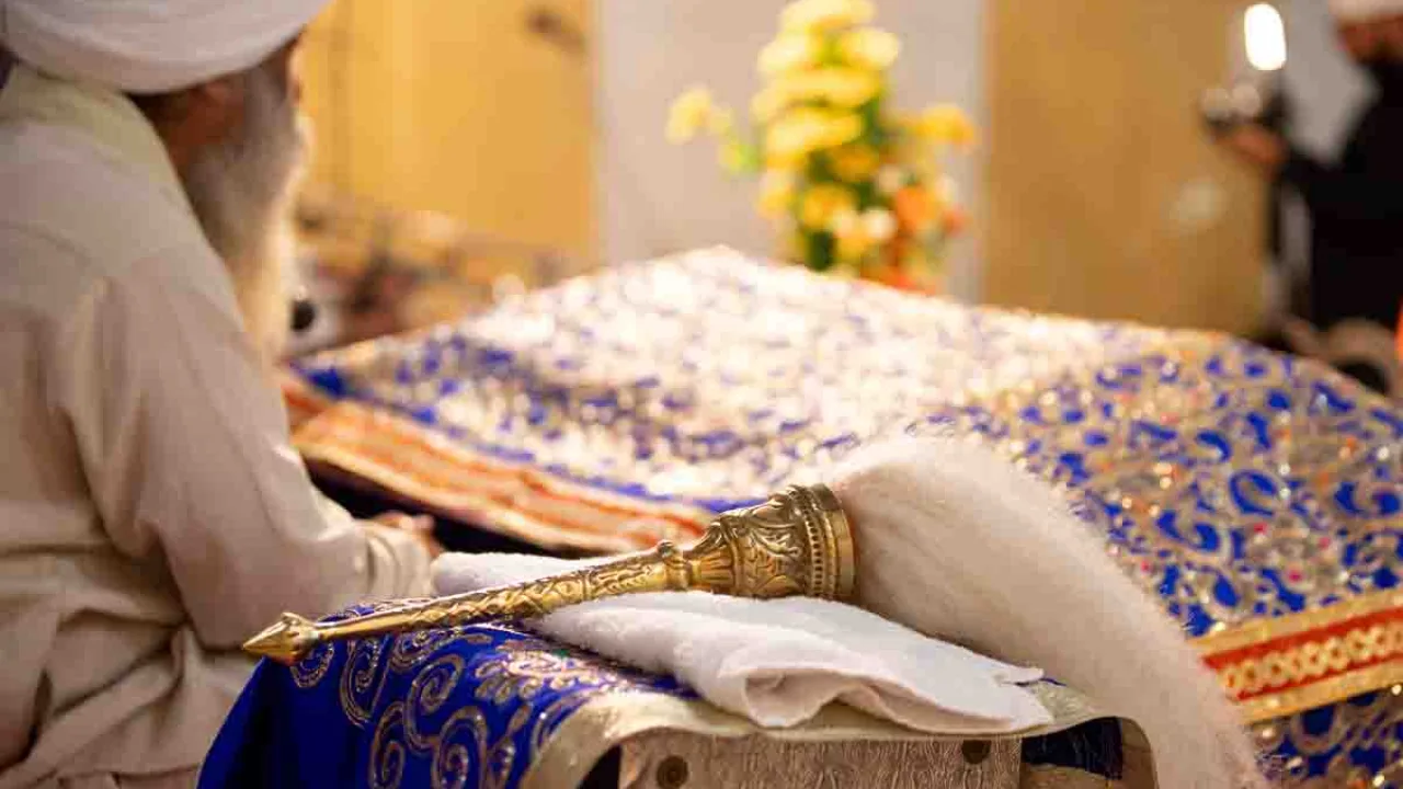 Dans le templs sikh de Gurudwara Bangla Sahib, Delhi, Inde, Oasis